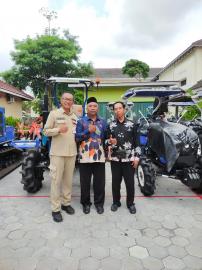 GAPOKTAN KALURAHAN BENDUNGAN MENERIMA BANTUAN TRACTOR RODA 4